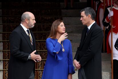 Los presidentes del Senado, Pedro Rollán; y la Cámara baja, Francina Armengol, y el presidente del Gobierno en funciones, Pedro Sánchez, durante la jura de la princesa Leonor, el martes en el Congreso.