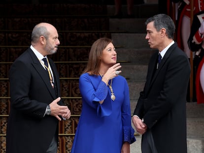 Los presidentes del Senado, Pedro Rollán; y la Cámara baja, Francina Armengol, y el presidente del Gobierno en funciones, Pedro Sánchez, durante la jura de la princesa Leonor, el martes en el Congreso.