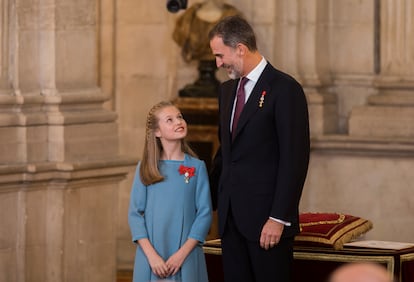 A los 12 años, y con motivo del 50 cumpleaños de su padre, el rey Felipe VI, la princesa de Asturias recibió su primera condecoración y una de las más prestigiosas a nivel europeo: el Toisón de Oro. Fue una ceremonia en el Palacio Real a la que asistieron todos los miembros de la Familia Real: los Reyes, Felipe VI y Letizia Ortiz; los reyes eméritos, Juan Carlos I y Sofía de Grecia; y la infanta Sofía. Este collar tiene como emblema un carnero dorado que representa el compromiso moral.