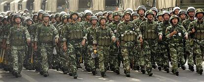 Soldados chinos patrullan las calles de Urumqi tras el toque de queda decretado por Pekín.