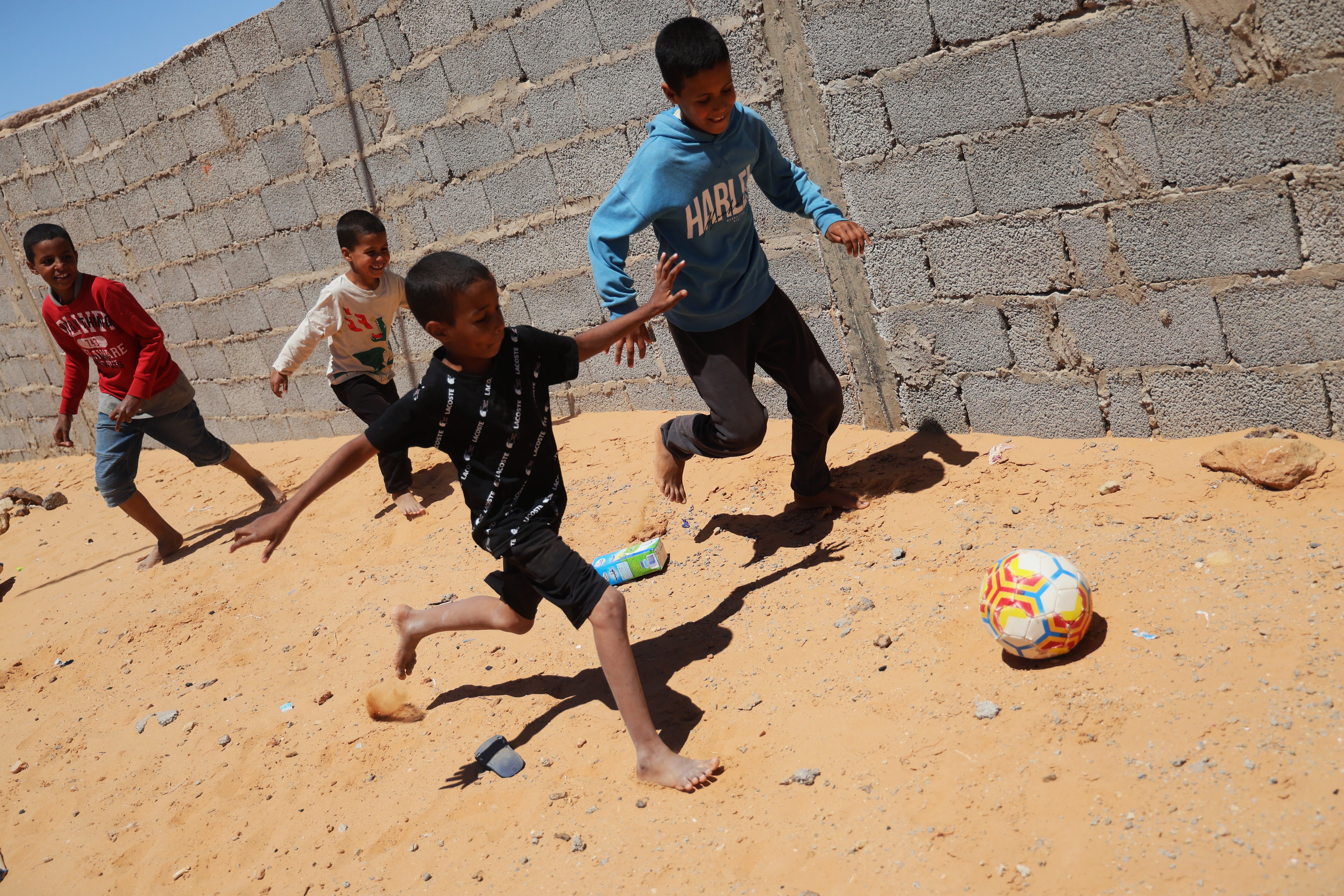 Varios niños juegan al fútbol en el campamento de refugiados saharauis Auserd (Argelia), el 9 de abril.