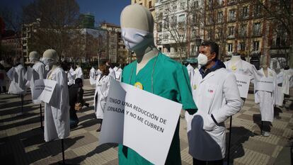 Concentración de médicos de atención primaria frente  a la consejería de Hacienda de Madrid.