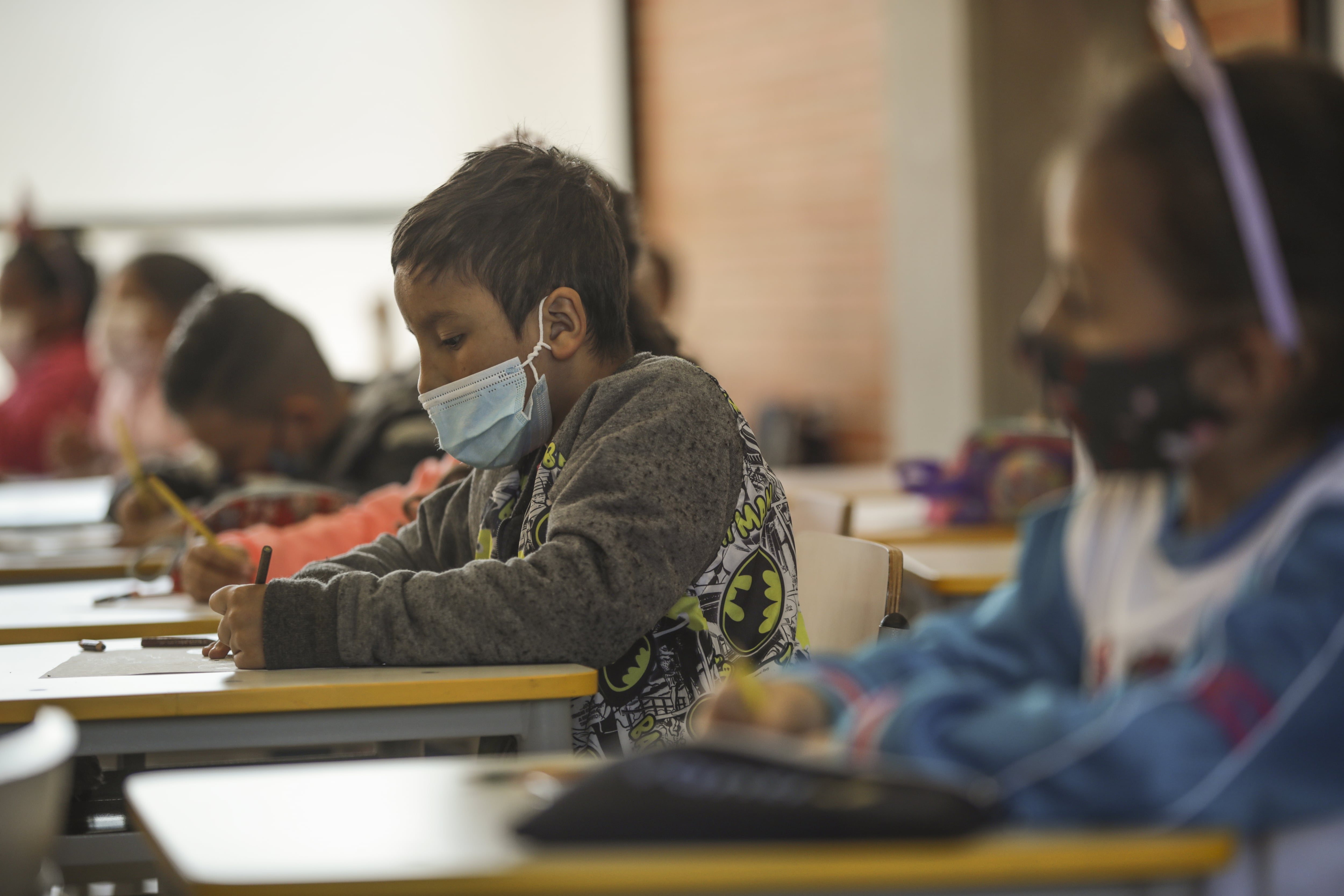 Estudiantes en su primer día de regreso a clases durante la pandemia de covid 19 en Bogotá, Colombia, el 31 de enero de 2022.