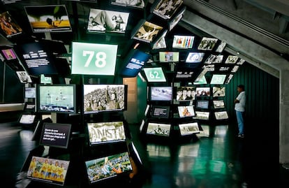 MUSEU DO FUTEBOL - PACAEMBU (BRASIL) - Localizado no estádio do Pacaembu, em São Paulo, o Museu do Futebol foi inaugurado em setembro de 2008 e é um dos mais visitados da América do Sul. Suas 15 salas temáticas contam como o esporte mais popular do mundo chegou ao Brasil e se tornou parte da cultura brasileira, além, é claro, das histórias de grandes títulos conquistados pela seleção e pelos grandes clubes do país. Durante o tour, o visitante experimenta a sensação de estar em um estádio lotado, com projeções que simulam os gritos de torcida sobre a fundação das arquibancadas do Pacaembu. Ainda é possível testar habilidades no pebolim e medir a velocidade de seu chute na saída do museu. Onde: Estádio do Pacaembu, São Paulo. Horário de visitação: de terça a sexta, de 9h às 16h; sábados, domingos e feriados, de 10h às 17h (permanência até as 18h)