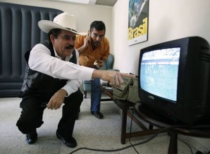 Zelaya contempla un partido de fútbol el viernes en la Embajada de Brasil en Tegucigalpa.