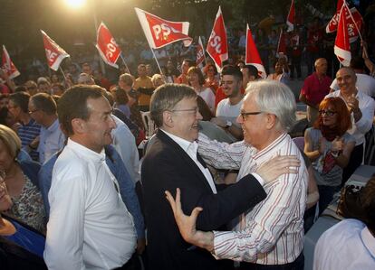 El president de la Generalitat, Ximo Puig (c), junto al alcalde de Elche, Carlos González (i) en el inicio de campaña electoral del PSPV-PSOE en Elche. 