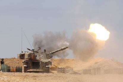 Las Fuerzas Armadas israelíes han reforzado con batallones de infantería y carros de combate las zonas fronterizas del enclave palestino.