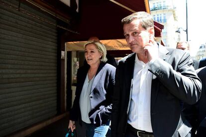 Marine Le Pen llega junto a Louis Aliot a la sede de su partido este martes.