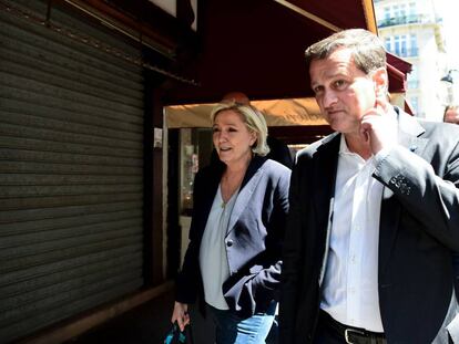 Marine Le Pen llega junto a Louis Aliot a la sede de su partido este martes.