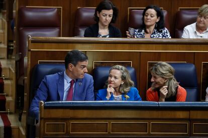 Pedro Sánchez, Nadia Calviño y Yolanda Díaz, este martes en el Congreso.