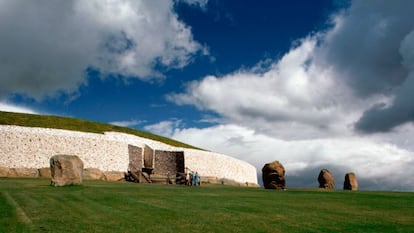 Menhires junto a la c&aacute;mara funeraria de Newgrange, en Irlanda.
 