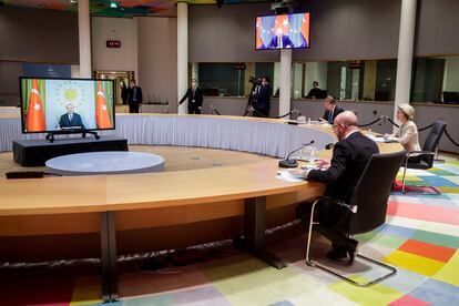 Los presidentes de la UE, Charles Michel, y la Comisión Europea, Ursula von der Leyen, en videoconferencia con Erdogan, el viernes en Bruselas.