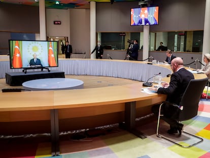Los presidentes de la UE, Charles Michel, y la Comisión Europea, Ursula von der Leyen, en videoconferencia con Erdogan, el viernes en Bruselas.