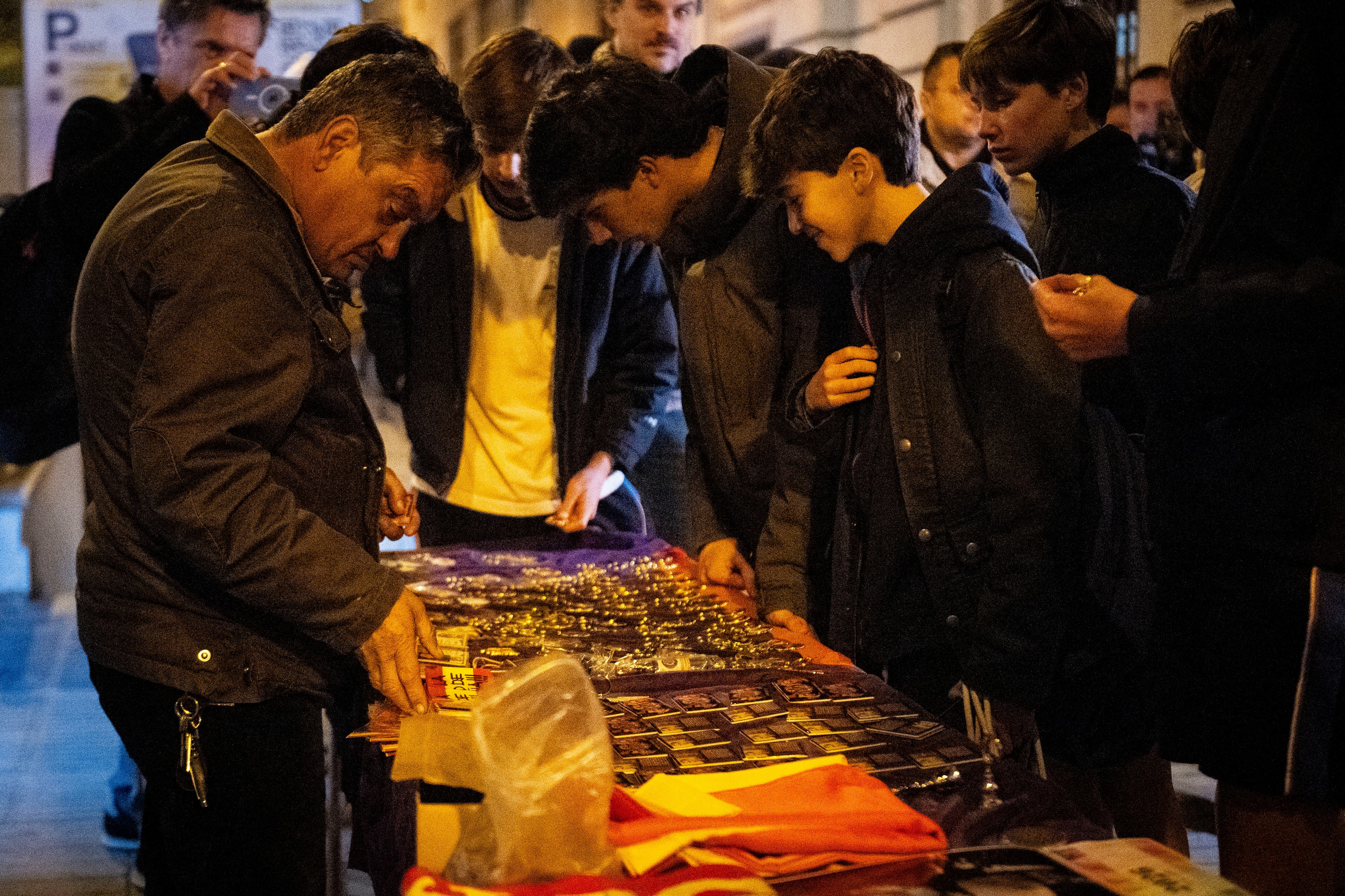 Activistas de Femen protestan en una misa en honor a Franco con amplia asistencia de jóvenes