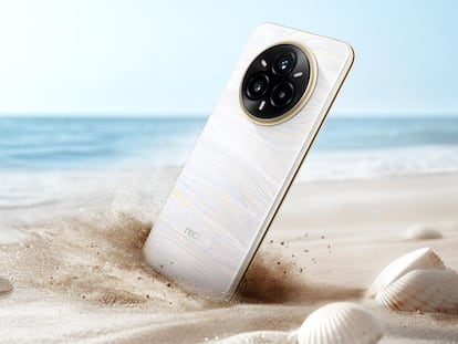 Teléfono realme 14 Pro+ en arena de playa