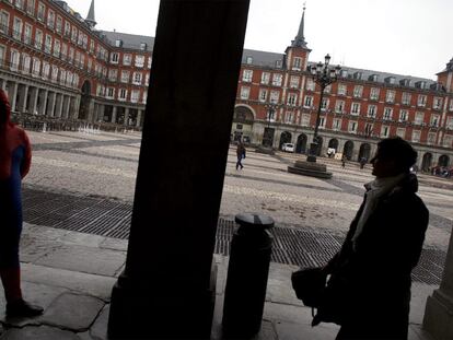 Un hombre disfrazado de Spiderman en la plaza Mayor