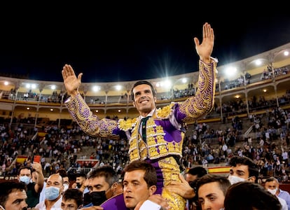 Emilio de Justo sale a hombros por la Puerta Grande de Las Ventas, tras la corrida del 2 de octubre en la Feria de Otoño de Madrid.