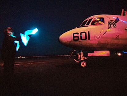 Un piloto a bordo de un avión E-2C Hawkeye aterriza en el portaaviones USS Enterprise durante la segunda jornada de bombardeos sobre Afganistán.