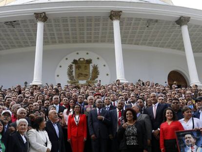 Os membros da Assembleia Constituinte posam em frente ao Parlamento.