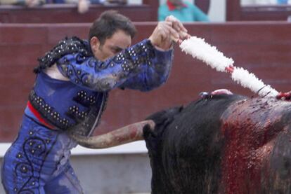 Carlos Casanova, pone un par de banderillas, ayer en Las Ventas.