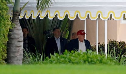 Trump sortint de la seva residència a Florida aquest diumenge.