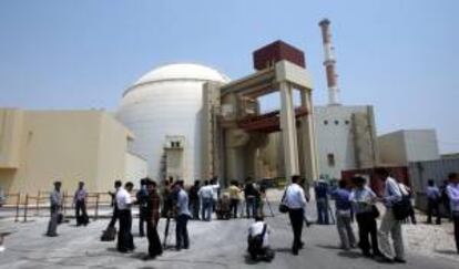 Decenas de medios asisten a la ceremonia oficial de puesta en marcha de la central nuclear de Bushehr (Irán), construida por ingenieros rusos a orillas del golfo Pérsico. EFE/Archivo