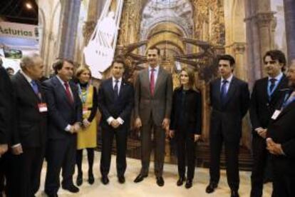 Los príncipes de Asturias inauguraron hoy, en Madrid, la Feria Internacional de Turismo (FITUR) 2014. En la imagen, los príncipes, Felipe y Letizia, el ministro de Industria y Turismo, Jose Manuel Soria (3d), y el presidente de la comunidad autónoma de Galicia, Alberto Nuñez Feijóo (4i), junto con otras autoridades.