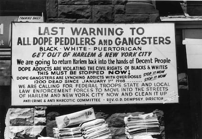 Un cartel de advertencia contra narcotraficantes y 'gangsters', que exige la intervención federal, estatal y municipal para limpiar Harlem y proteger la vida de sus residentes, en una calle de Nueva York alrededor de 1970.