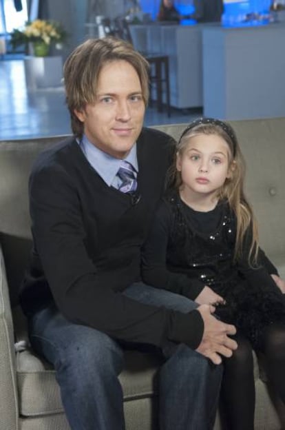 Larry Birkhead y Danielynn, hija de Anna Nicole Smith, durante una entrevista televisiva en 2013.