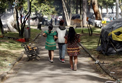 Jóvenes embera caminan en el Parque Nacional, en Bogotá (Colombia), el 6 de septiembre.