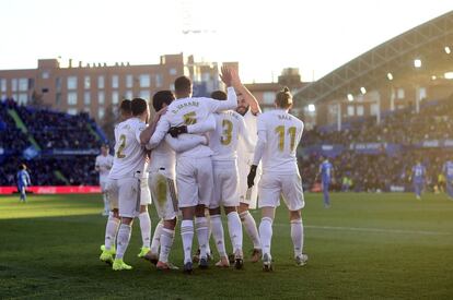 Los jugadores del Real Madrid celebran el segundo gol del partido.