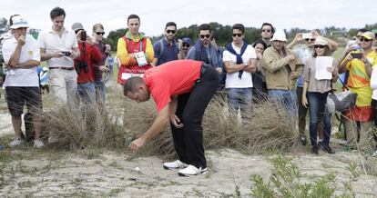 Sergio García mira su bola en el búnker del hoyo 5.