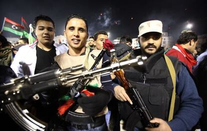 Jóvenes milicianos celebran en Trípoli, el 17 de febrero, el aniversario del levantamiento contra Gadafi.