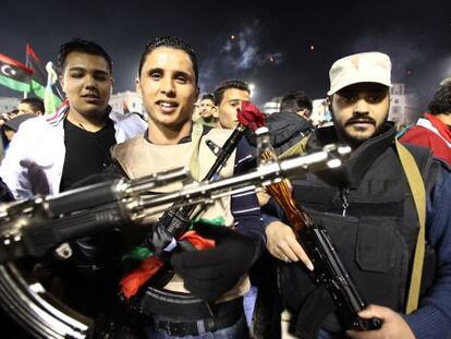 Jóvenes milicianos celebran en Trípoli, el 17 de febrero, el aniversario del levantamiento contra Gadafi.