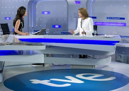 Ana Pastor (left) interviews Popular Party Secretary General Mar&iacute;a Dolores de Cospedal in April 2011.