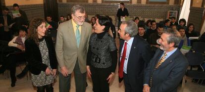 La directora de El Cabril, Eva Nogueras, tercera por la izquierda, y Arturo Gonz&aacute;lez L&oacute;pez, ayer en C&oacute;rdoba.