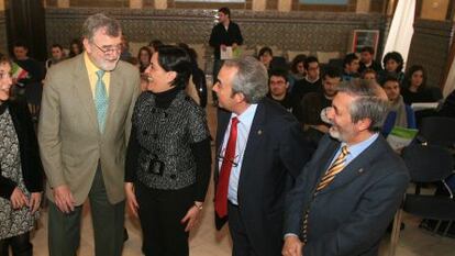 La directora de El Cabril, Eva Nogueras, tercera por la izquierda, y Arturo Gonz&aacute;lez L&oacute;pez, ayer en C&oacute;rdoba.