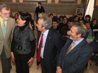 La directora de El Cabril, Eva Nogueras, tercera por la izquierda, y Arturo González López, ayer en Córdoba.