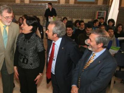 La directora de El Cabril, Eva Nogueras, tercera por la izquierda, y Arturo Gonz&aacute;lez L&oacute;pez, ayer en C&oacute;rdoba.