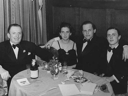 De izquierda a derecha, Heinrich Thyssen; su hija, Margit; el marido de ésta, Ivan von Batthyany, y Hans Thyssen-Bornemisza, en el hotel Palace de Davos (Suiza) durante la II Guerra Mundial.