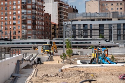 Un tren pasa junto a las obras de los nuevos pasos subterráneos en el barrio de Las Delicias, Valladolid.