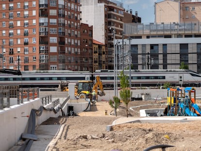 Un tren pasa junto a las obras de los nuevos pasos subterráneos en el barrio de Las Delicias, Valladolid.