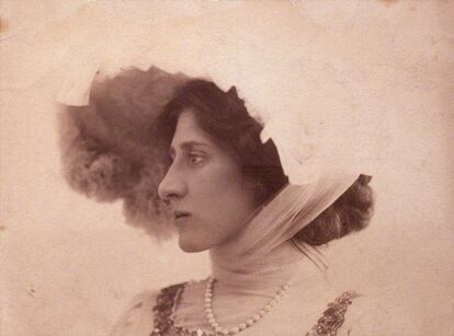 Lady Ottoline Morrell fotografiada pro George Charles Beresford en 1903.