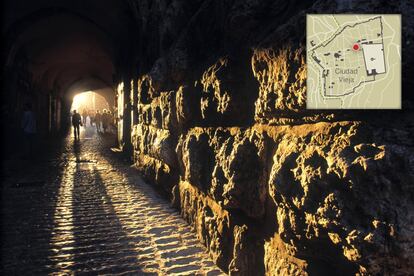 El viacrucis parte desde el palacio donde Pilatos pasaba la Pascua a través de la Vía Dolorosa hasta el Gólgota, donde hoy se alza el Santo Sepulcro. En la actualidad, es el centro de la Ciudad Vieja, y donde confluyen todo tipo de turistas y clérigos. Según los documentos históricos, "nadie, salvo los reyes, podía ser ejecutado y enterrado en el interior de la ciudad".