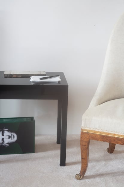 Mesa lacada negra de Marie-Anne Derville para Giustini/Stagetti.