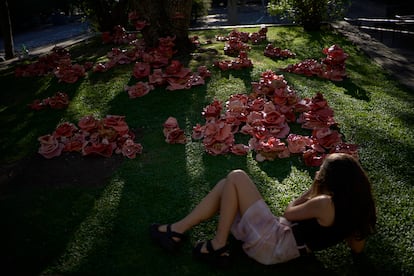 Una joven saca fotografías de la instalación en los jardines del Museo Nacional de Artes Visuales de Montevideo, Uruguay.