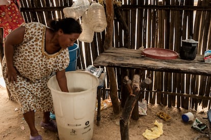 Este pozo de La Guajira, además de abastecer varias huertas, tiene un grifo para recoger agua, hasta el que vienen personas de poblaciones situadas a más de media hora. El agua potable suele guardarse en bidones, que también pueden recoger agua de las escasas lluvias que caen en la zona. En la foto, Cila Epieyu, en su casa de la comunidad Poloushirra, en el municipio de Manaure.