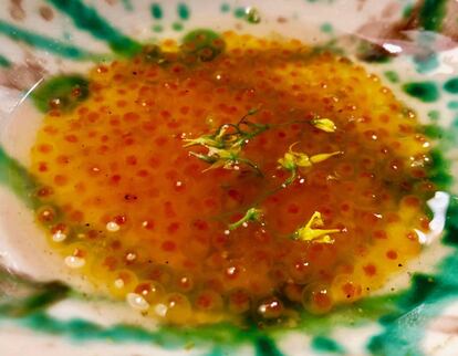 Huevas frescas de trucha con agua de vegetación de tomates.