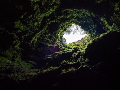 Una cueva, en la isla de Terceira, en las Azores.