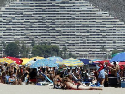 Varios turistas, en la plata de Cullera (Valencia).